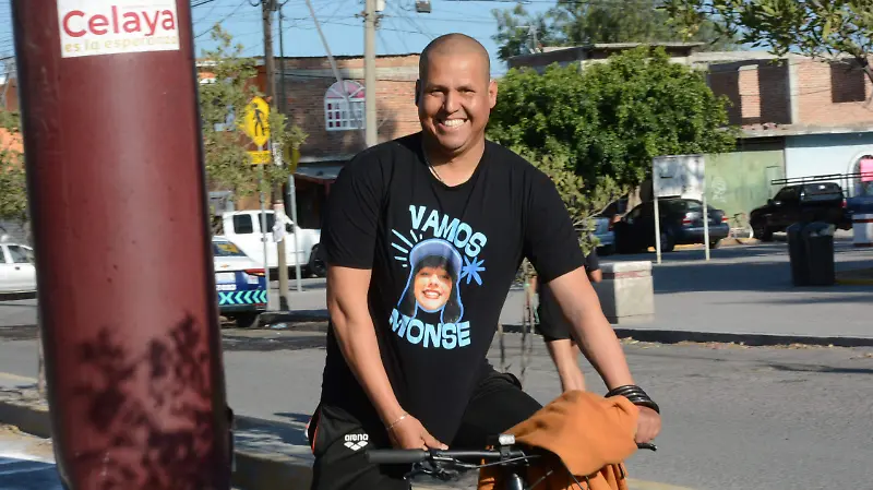 El entrenador Erik Flores acompañó a su alumna Monserrat. 